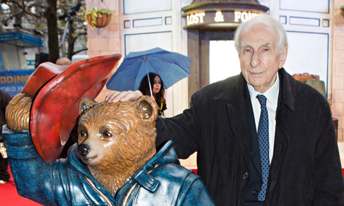 ドラゴン士 パディントン ロンドンの雨の中 パディントンに向けて乾杯の仕草をとるこの男性こそ パディントン の原作者 マイケル ボンド ドラゴン士 パディントン ロンドンの雨の中 パディントンに向けて乾杯の仕草をとるこの男性こそ パディントン の原作者 マイケル ボンド