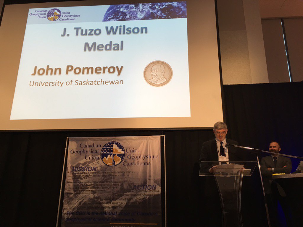 jmhc4's tweet photo. Howard Wheater presenting Dr John Pomeroy with the J Tuzo Wilson Medal - outstanding contributions #CGU2017 os https://t.co/wacH9F3r5w