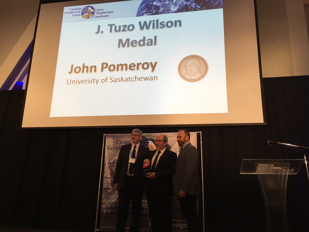 jmhc4's tweet photo. Howard Wheater presenting Dr John Pomeroy with the J Tuzo Wilson Medal - outstanding contributions #CGU2017 os https://t.co/wacH9F3r5w