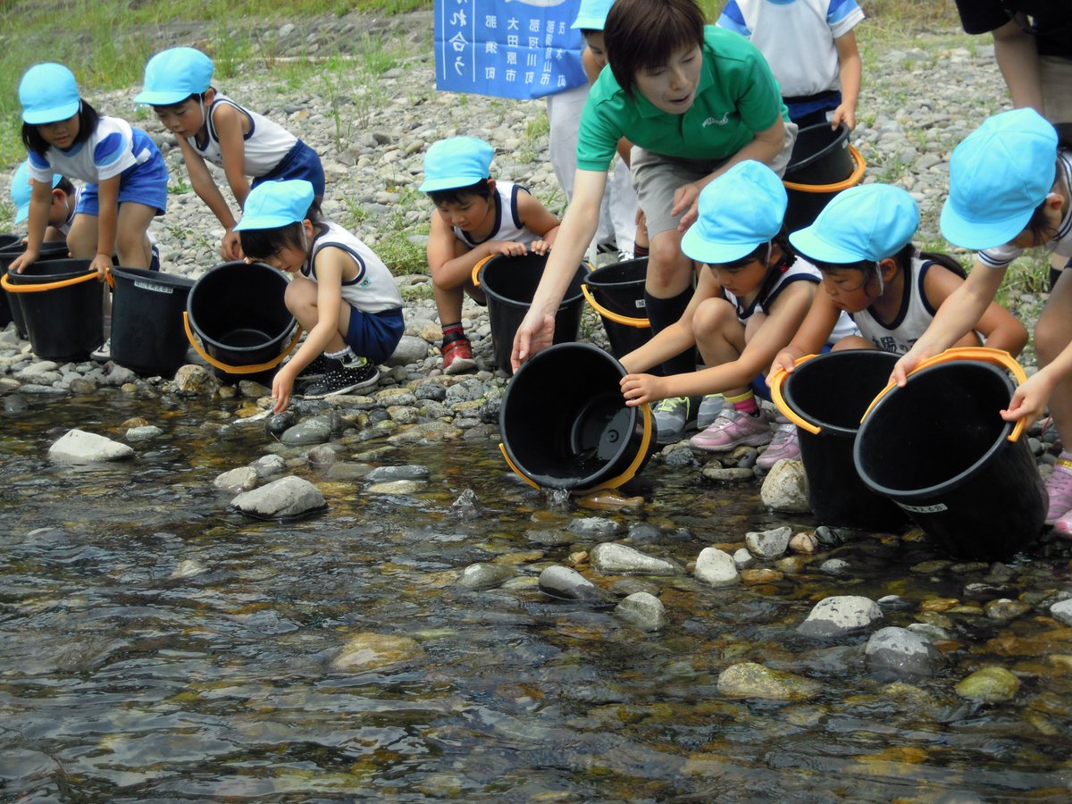 栃木県芳賀農業振興事務所 茂木町内の保育園 幼稚園の年長さんが 茂木漁協の協力をいただき 那珂川の 大瀬観光やな で稚アユを放流しました 広い那珂川に元気に泳いでいく稚アユに向かって 大きくなってねー とカワイイ声が響いていました 栃木県芳賀農業振興事務所 茂木町内の保育園 幼稚園の年長さんが 茂木漁協の協力をいただき 那珂川の 大瀬観光やな で稚アユを放流しました 広い那珂川に元気に泳いでいく稚アユに向かって 大きくなってねー とカワイイ声が響いていました