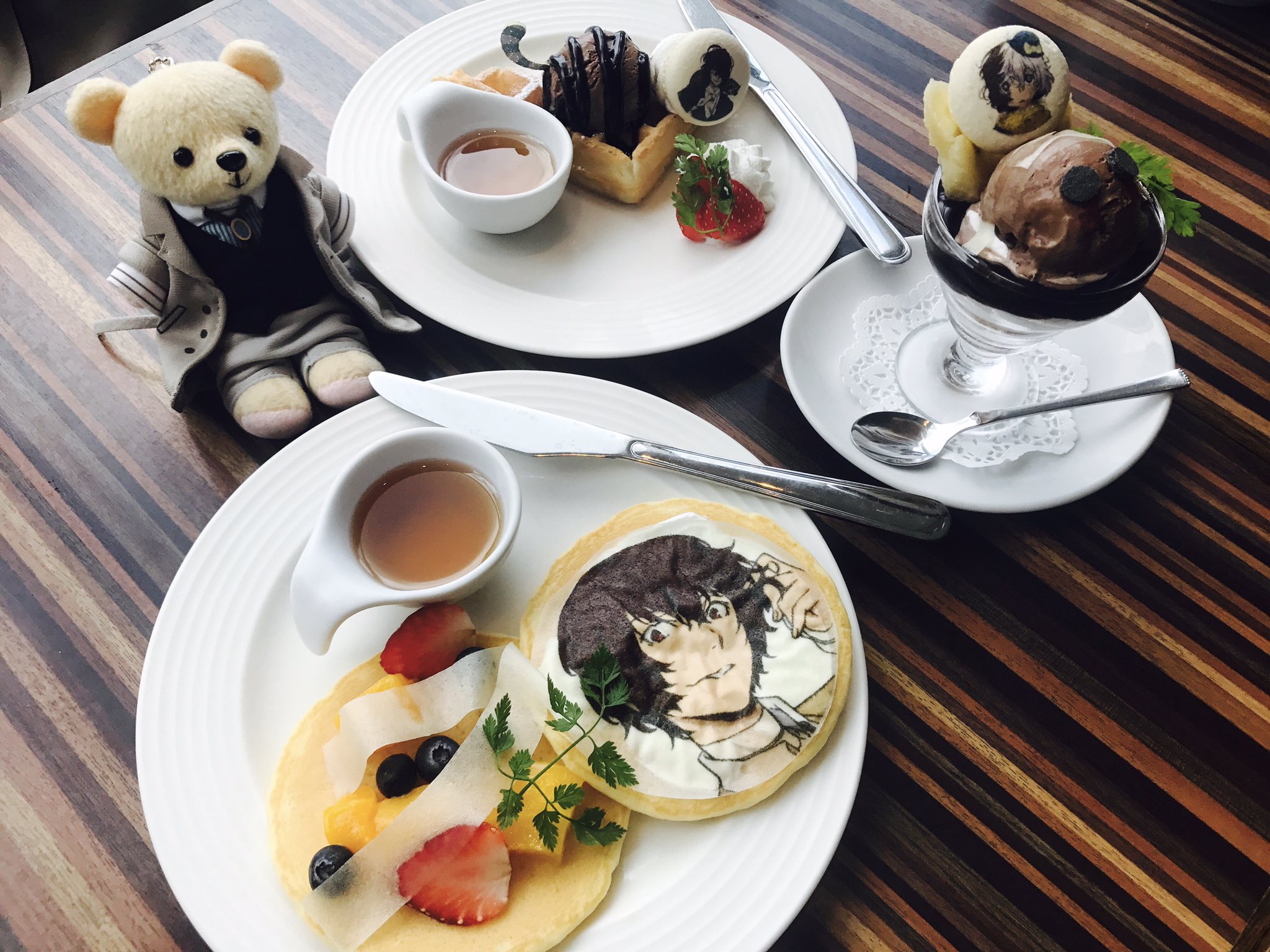 アニメ 文豪ストレイドッグス 公式 雑文 スイーツパラダイスみなとみらい店 さん コラボメニューコンプリートです お腹がいっぱいになると眠くなってしまいますねぇ みなとみらい店のコラボは6月25日まで 皆様是非お立ち寄り下さい 窓際の席はアニメ