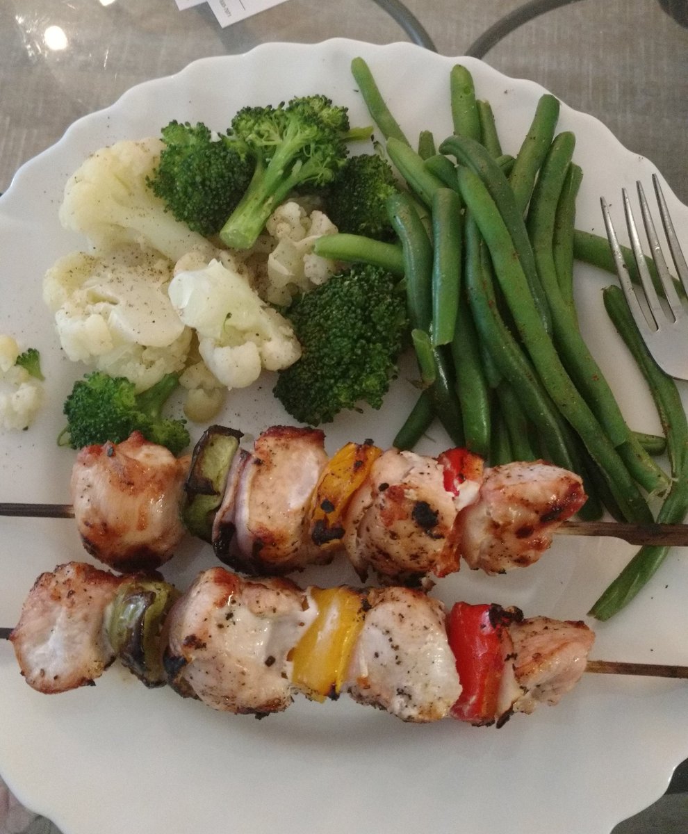 iownwallstreet's tweet photo. @GordonRamsay chicken kabobs and steamed broccoli, cauliflower and green beans with nutmeg. https://t.co/QtHCeJo3IG