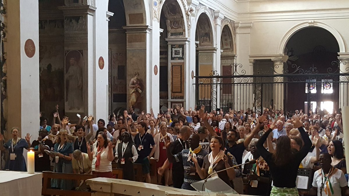 CteEmmanuel's tweet photo. Live Facebook : #louange en direct de #Rome ! #Pentecote2017  #ViensEspritSaint #Fautqueçabrule https://t.co/0t2DolTz3G