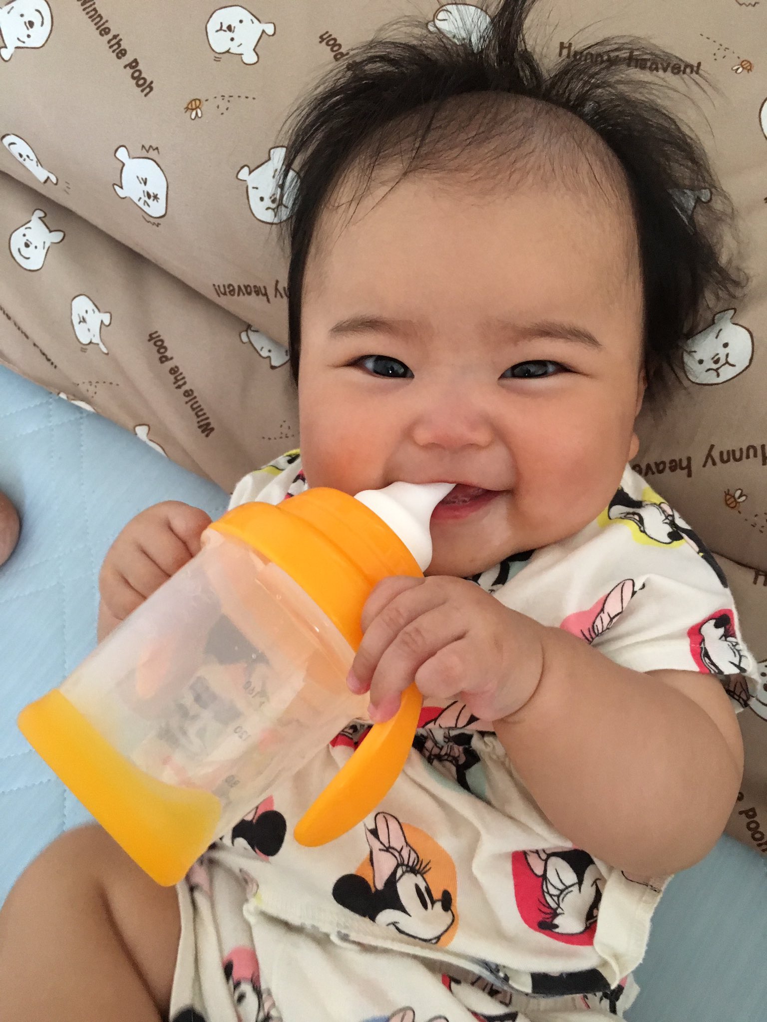 おおさこさあや 哺乳瓶拒否だけど 暑くなったら水分補給させたいし マグマグの練習させてみよーっ って思ったらすんなり口に入れる 試しに赤ちゃん用ポカリ入れてみたら ちょっとずつ飲んでるー 感動 W 本格的な夏に向けて ポカリ