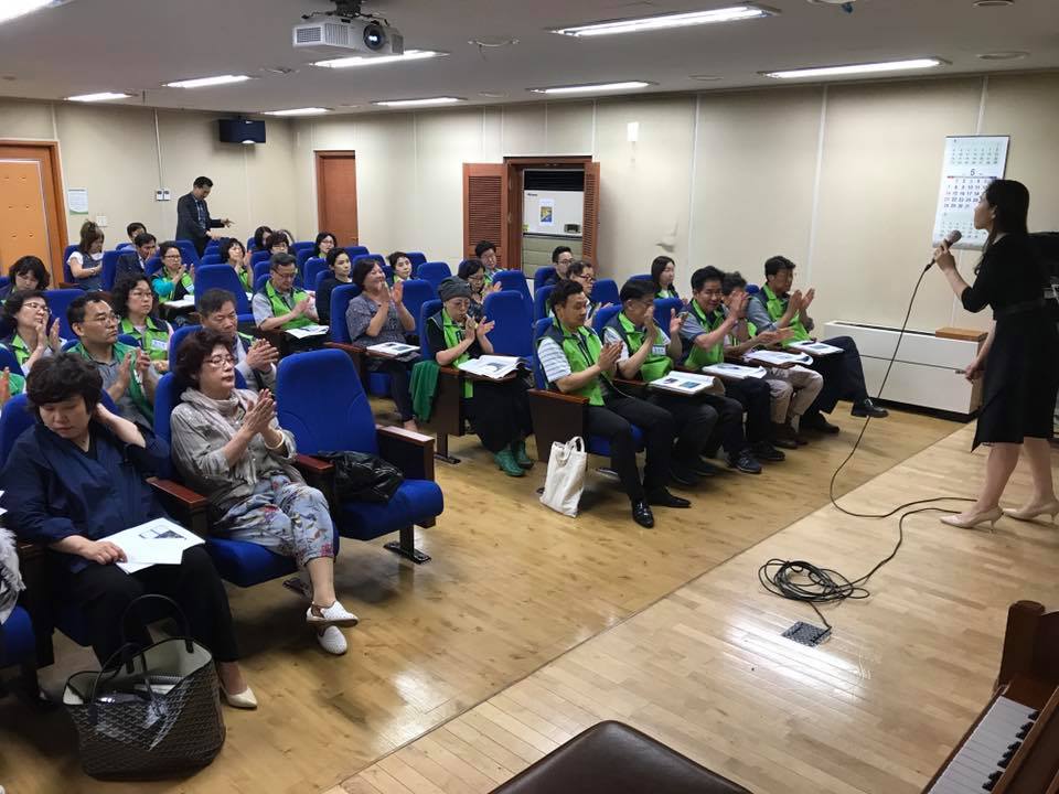 2017년 5월 25일 여기는 청구상가 상인대학 교육현장입니다~!늦은 저녁 장사를 마무리하시고 다들 교육을 들으러 오셧네요!! 힘드실텐데 밝은 표정으로 교육하러 오셨네요 최고입니다