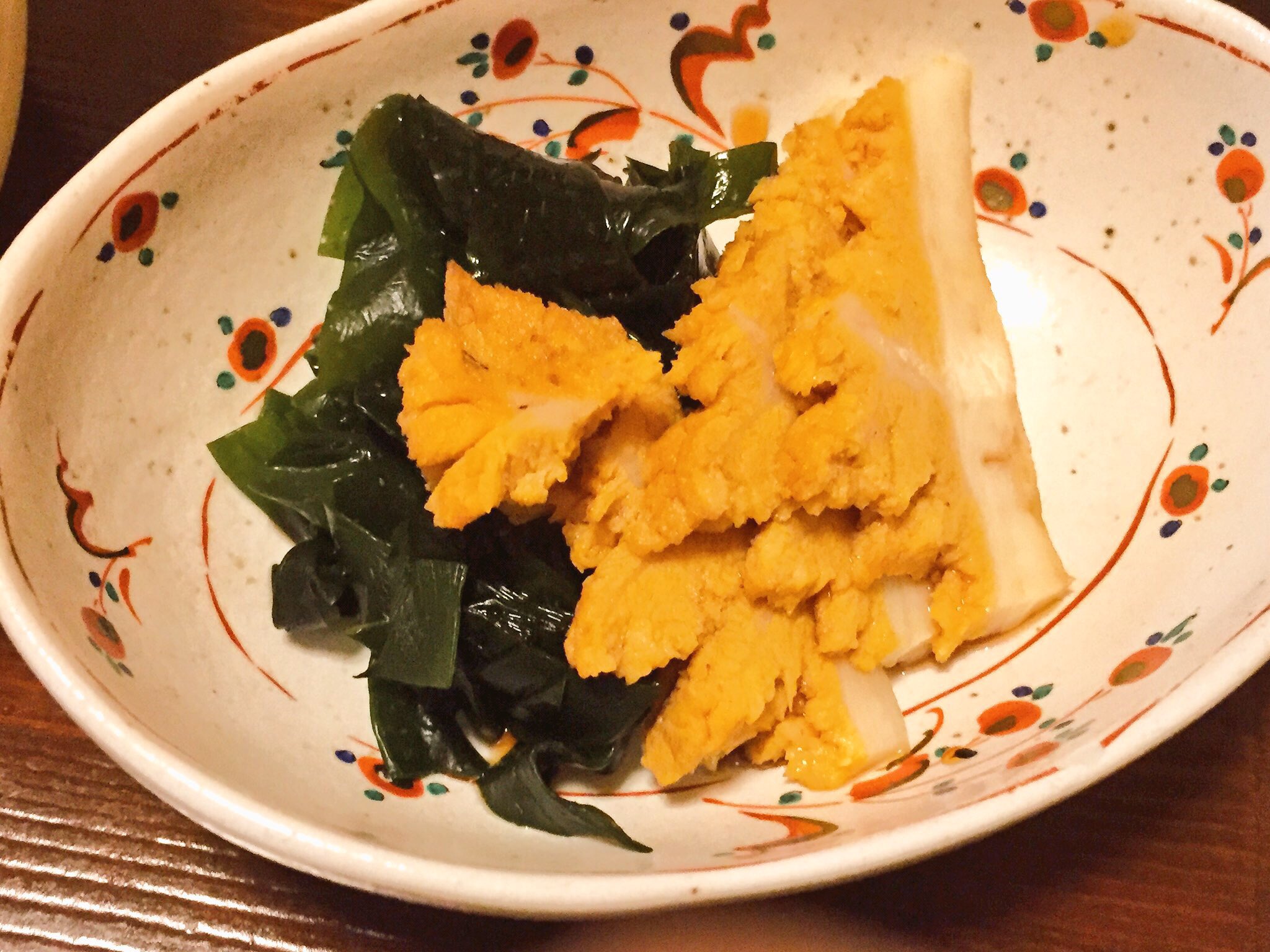 アカモク大好き渚の妖精ぎばさちゃん これなんだと思いますか 白いコリコリ の周りにふわっとした房が 実はマンボウの卵巣を蒸したものなんです 一度に3億個の卵を産むだけあって卵はきめ細やかでふわっとしてコクがあります