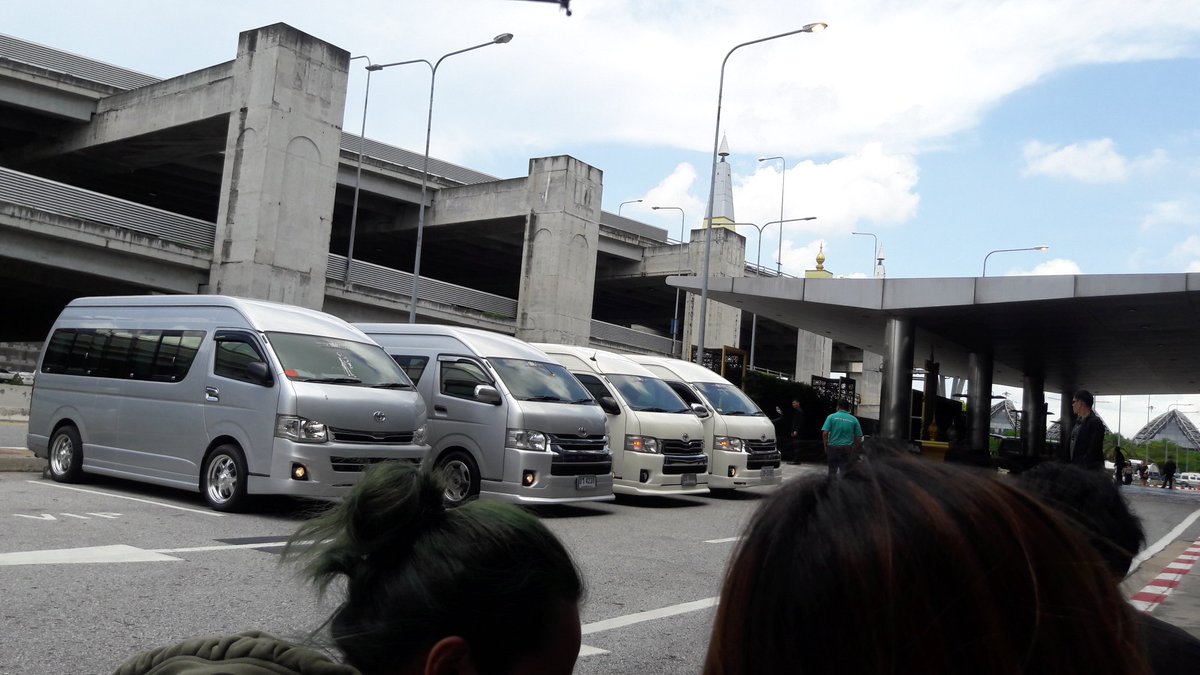 Iamon_MB's tweet photo. แกเอ้ย 4 คันเว้ย 
261 4230 0095 8689 ชอบตัวไหนตีเอานะ #Got7Thailandtour2017 #WelcomeGOT7toThailand https://t.co/Wc6xAsB6zi