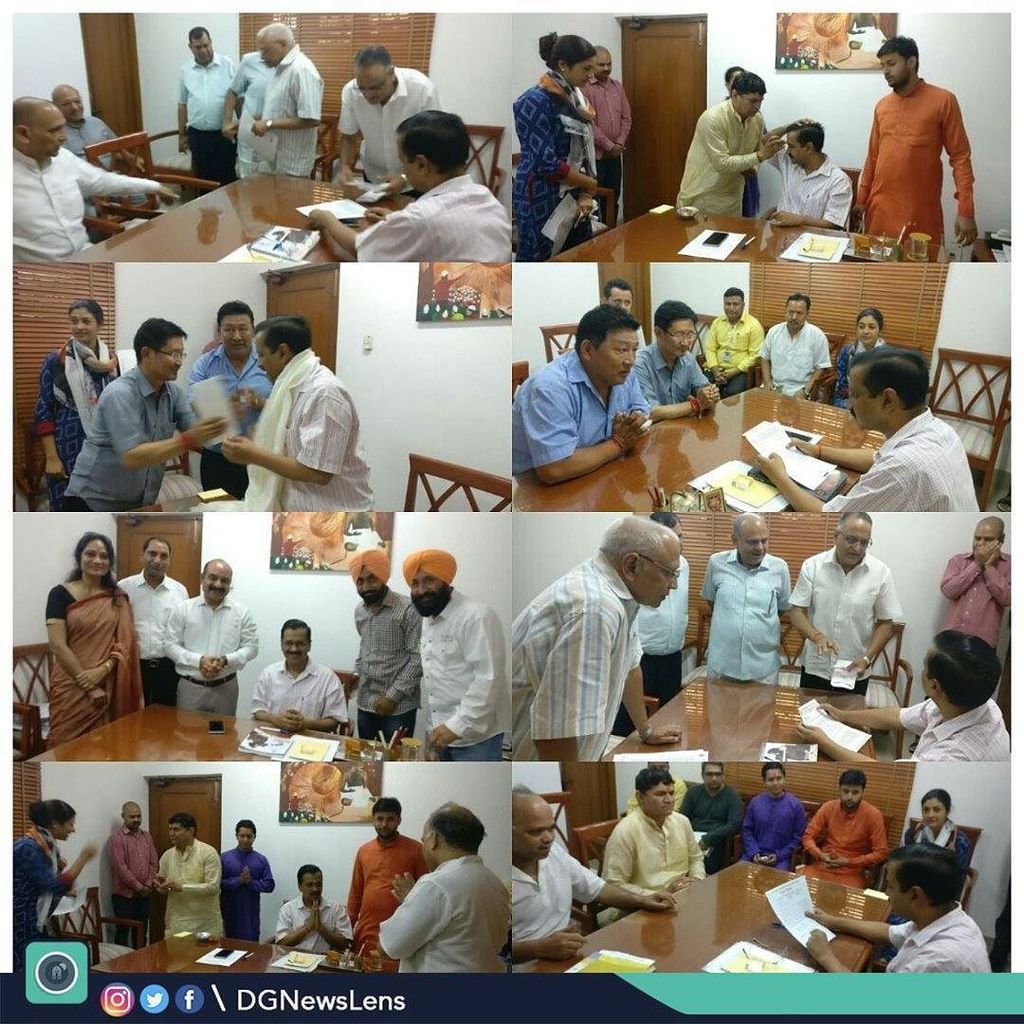 DGNewsLens's tweet photo. जनता दरबार में आए लोगों से मिलते हुए मुख्यमंत्री @ArvindKejriwal #DGNewsLens https://t.co/nAjO1Z4Ck5 https://t.co/pufBVgX9gk