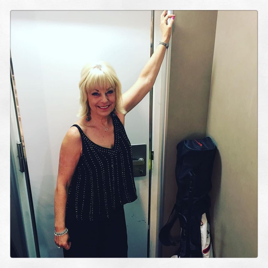 Such #glamour sharing the #dressingroom with a #monochrome #golfbag #itsasailorslifeforme #lifeontheoceanwaves #cruisin #bilbao #gig #singi…