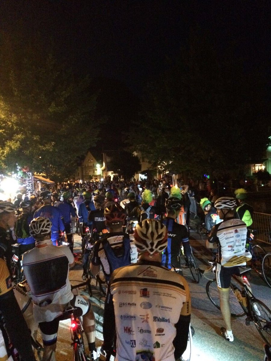 De start vanochtend! Inmiddels zijn de fietsers uit ons team 1x omhoog geweest en gestart met de 2e. De wandelaars lopen nog. Succes!! #ad6