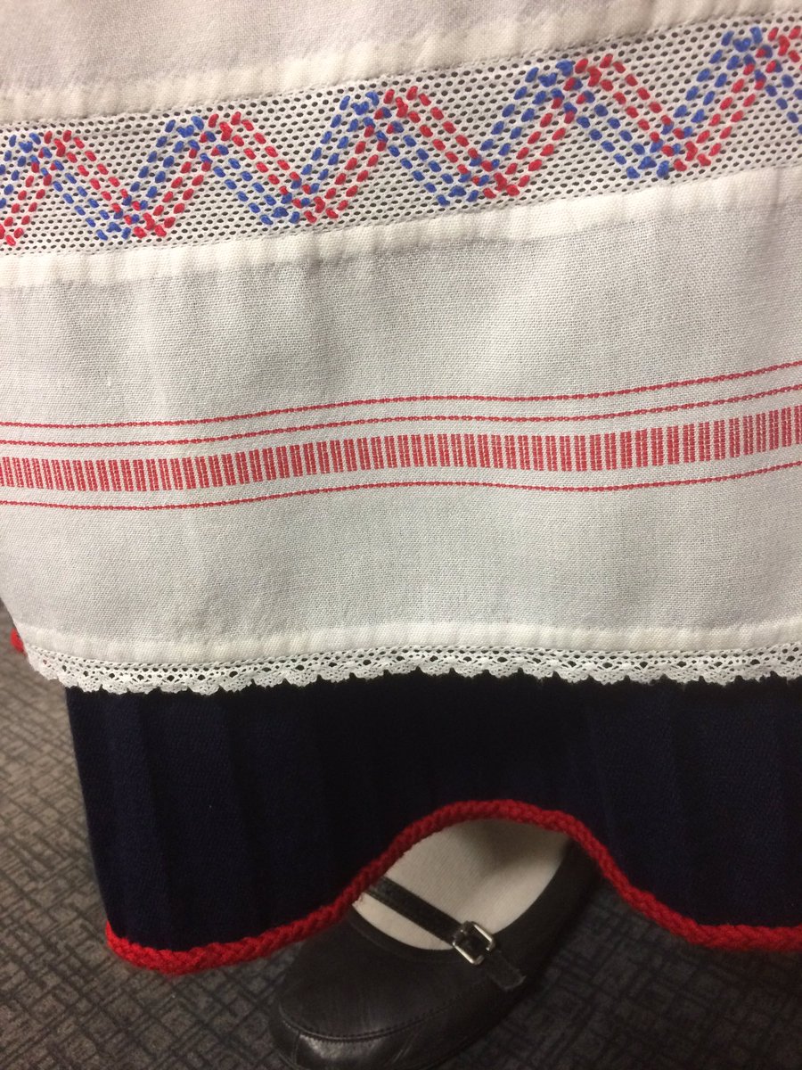 #ylehelsinki päivälähetys valmistautuu ottamaan vastaan arvovieraita. Mikäs se tämä hieno asu on ja kenen yllä?