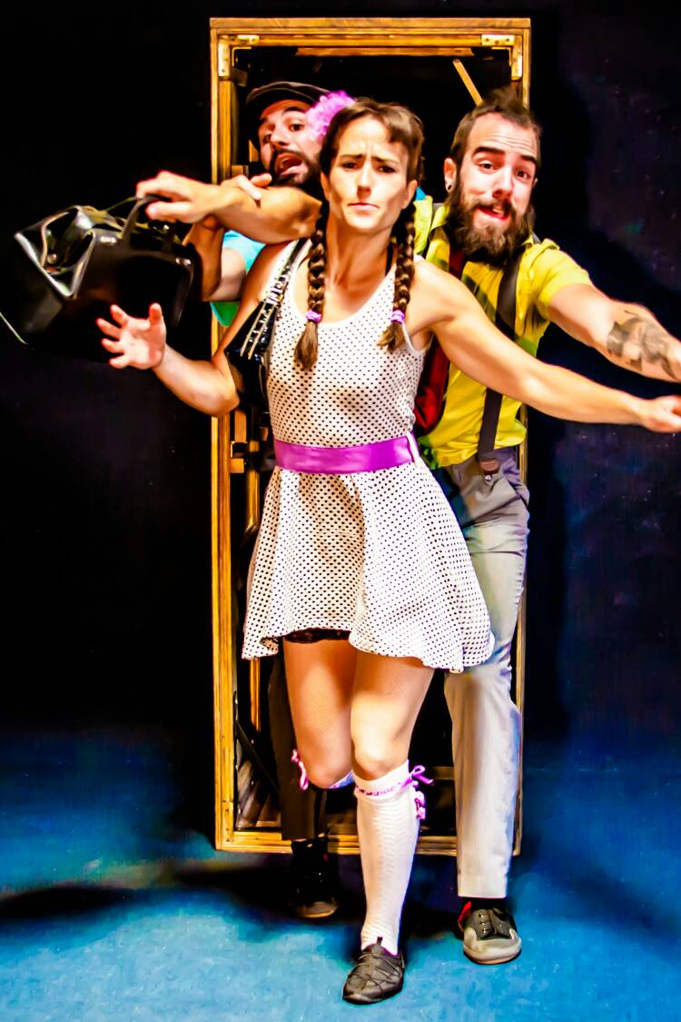 Vesprada de circ a la #plaçadeDins amb <a href="/CirkaboutIt/">Cirk About It</a> i el seu #ELAPARTAMENTO. Vine i gaudeix de l'espectacle a l'aire lliure a les 18.15h