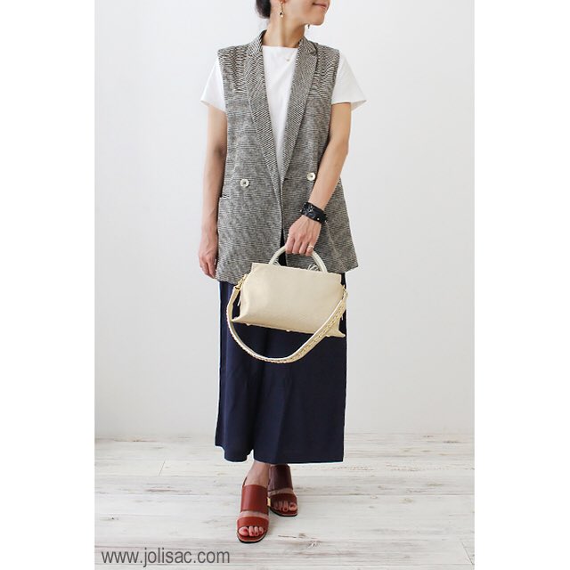 jolisac52's tweet photo. 女子力高めの #ポティオール に新作入荷🙋💕
キラキラゴールドと爽やかホワイトの組み合わせがさらに女子力を上げてくれそう✨
ストラップのチェーンがピリッと辛さを足してくれています😋
#jolisacweb #potior
https://t.co/28Z5CgesuT https://t.co/CJ8rh2fJbD