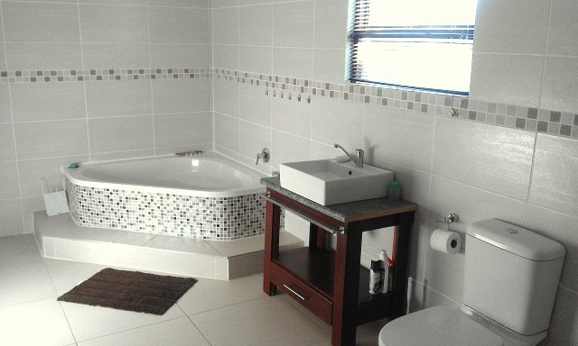 ShireneKeyter's tweet photo. For Sale: Family home in Heath Park R845 000 https://t.co/uFx5KkpzmF https://t.co/PSC3nhHFz0