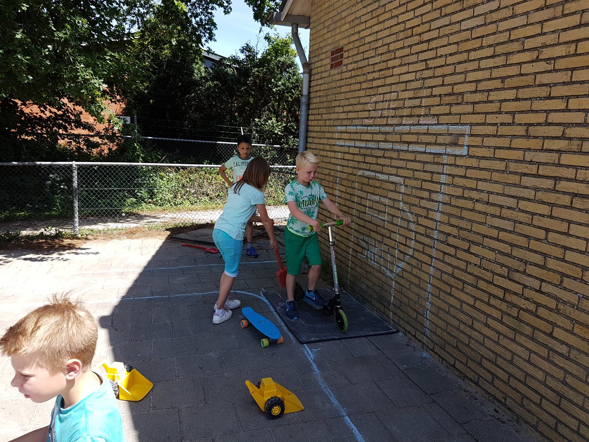 Menno_BW's tweet photo. Een @BeweegWijs verkeersplein met echte klaarovers, tankstationmedewerkers, stoplichten en een rotonde op de #SintTheresia #blauwkrijtteveel https://t.co/854VMdoUcV