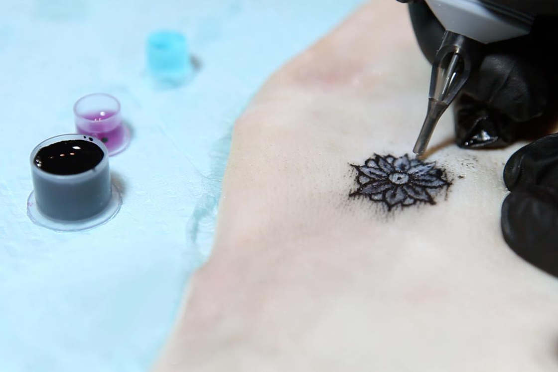ufunk_en's tweet photo. These innovative tattoos change color according to your health https://t.co/dq9YzZLzch https://t.co/T0xkAlTPMr