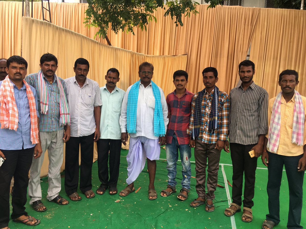 INCIndia's tweet photo. Farmers who were arrested &amp; jailed by #TRSGovt for asking for a fair price on chillies,waiting to meet with #RahulGandhi #తెలంగాణప్రజాగర్జన https://t.co/0qAKTpOioo