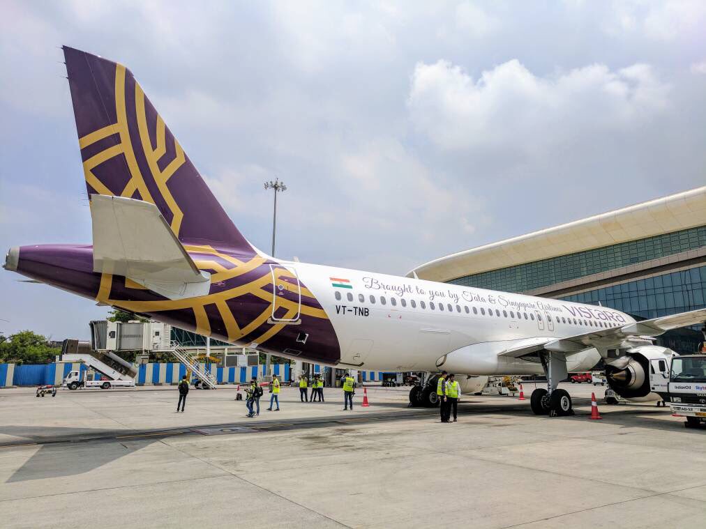 TeamVTAviation's tweet image. Beautiful bird at @CSIAMumbai nailed by #TeamVT! Time to fly the NEO feeling with @airvistara . ❤️ #NotJustAnotherNEO @TheSanjivKapoor ✌🏻