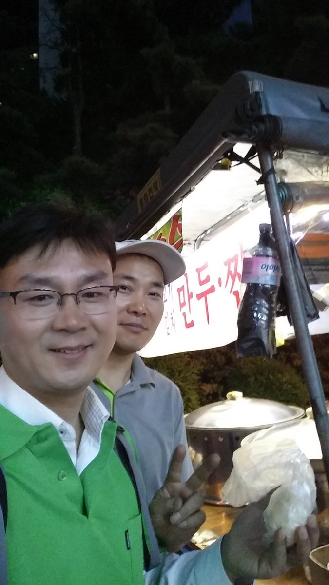 kapsoo's tweet photo. 광진구 구의3동 김갑수에게 180일 뚜벅이 민심청취 쓰러지지 말라고 찐빵 주셨습니다♡ 갑수갑수김갑수~~ 구호와 화이팅은 기본! https://t.co/Yi23F9DstT