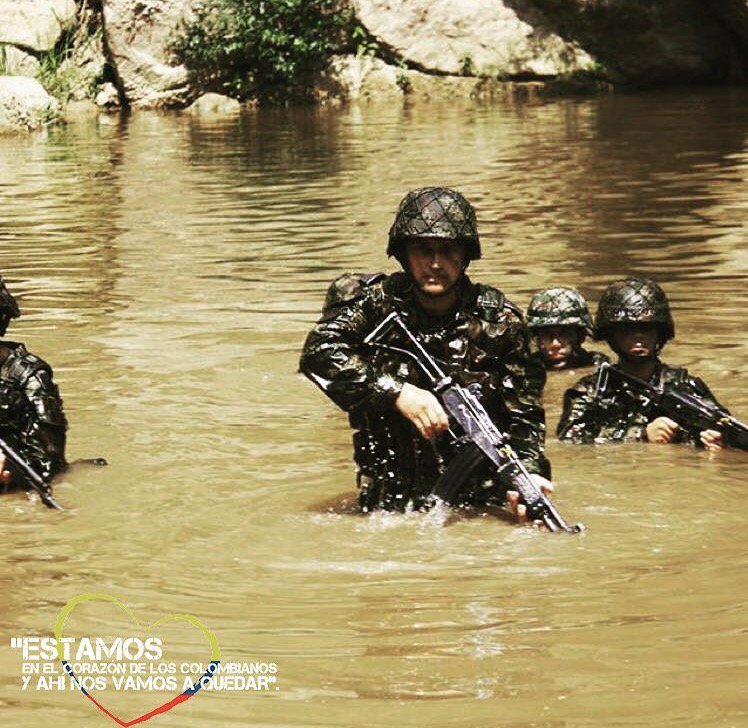 FuerzasMilCol's tweet photo. Antes de que salgan los primeros rayos de sol nuestros #ArtesanosDeLaPaz hacen presencia en cada rincón de #Colombia. #FelizJueves https://t.co/gDpiQy6629