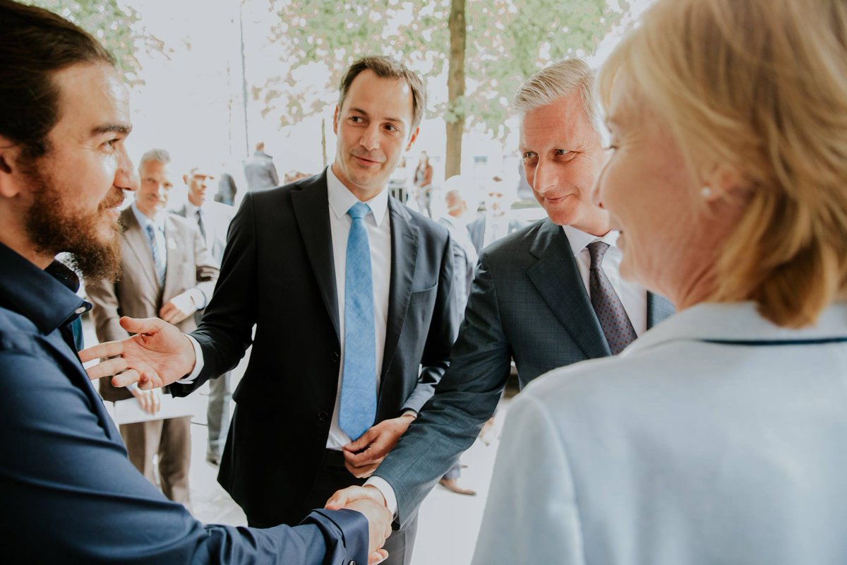 Ibiwas's tweet photo. Sa Majesté le Roi et @alexanderdecroo à @molengeek , le digital pour tous 😄#digitalskills @digitalagendaBE @MonarchieBe #OnContinue https://t.co/JlVKNk4jok