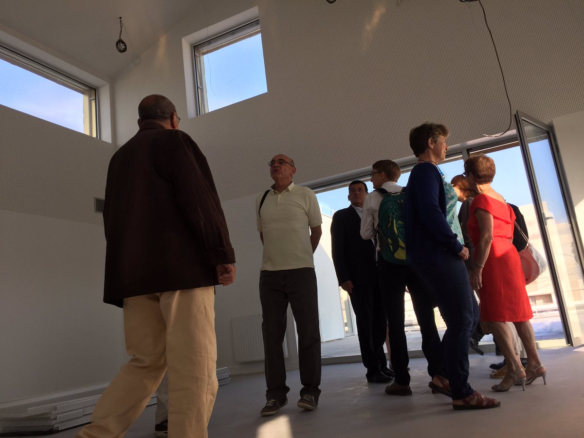 Saintcyrlecole's tweet photo. Visite de l'école Jacqueline de Romilly dans le quartier Charles Renard. https://t.co/G6rzXjZgfn