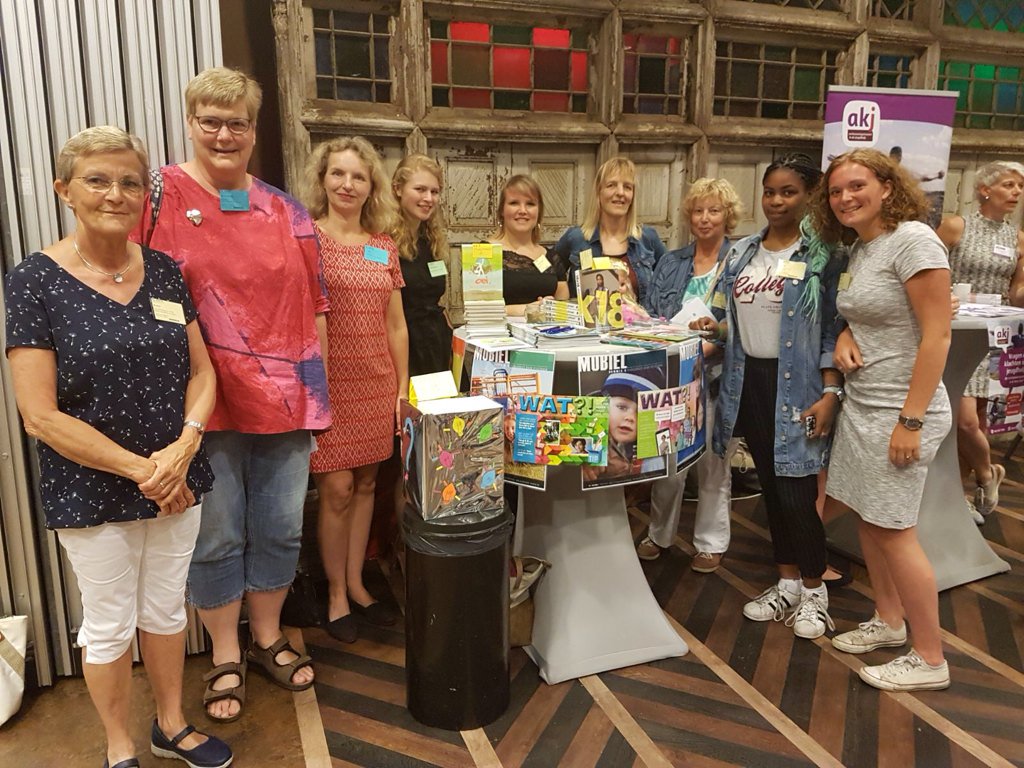 De tijdschriften Mobiel en WAT?! staan klaar voor het symposium #pleegzorg en #gezinshuizen in Ede!