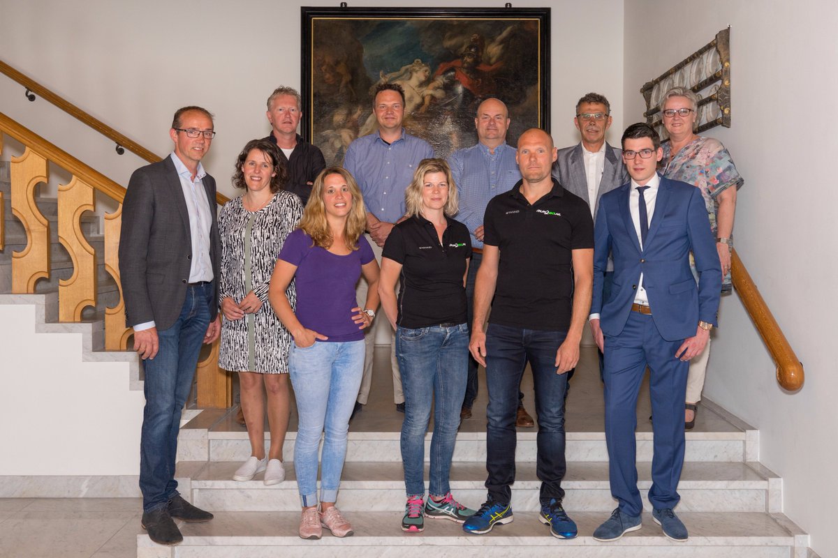 AllesvanPutten's tweet photo. Genomineerden ontmoeten deskundige jury @NBEnu @DeVanenburg @gem_putten #BEP17 https://t.co/bc5o6sJ6T2 https://t.co/qyZz42Qcse