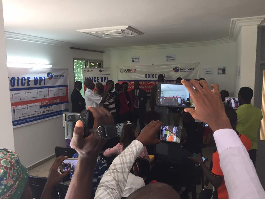 VoiceUpCI's tweet photo. Cérémonie de présentation des projets de 10 OSCs d'Abidjan au @VoiceUpCI MediaLab d' @InternewsCI https://t.co/IpRNGdgoYD