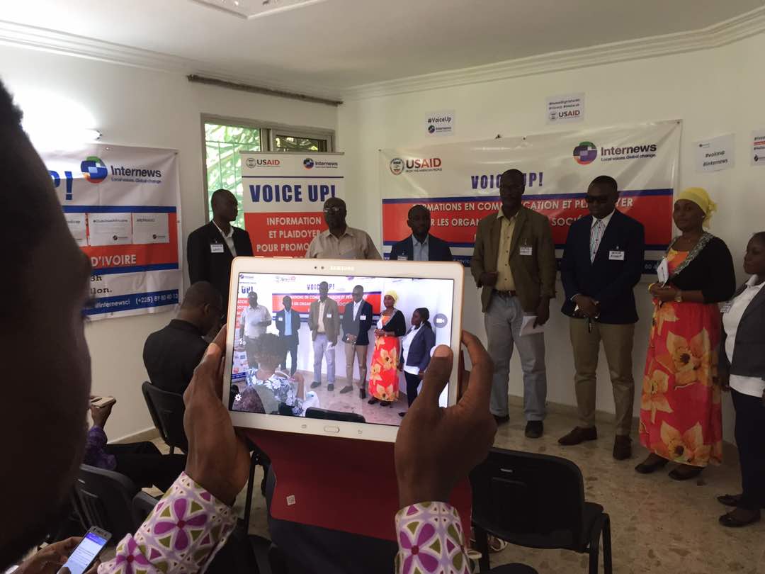 VoiceUpCI's tweet photo. Cérémonie de présentation des projets de 10 OSCs d'Abidjan au @VoiceUpCI MediaLab d' @InternewsCI https://t.co/IpRNGdgoYD