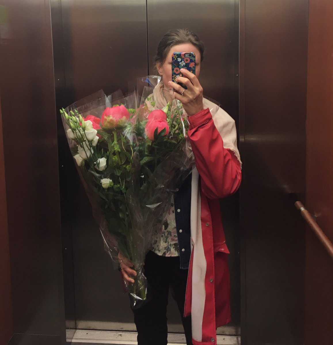 MisaSoderort's tweet image. Cajsa ska lämna blommor till deltagare och arbetsgivare då det äntligen blivit klart med anställning! Hurra och grattis till båda parter!