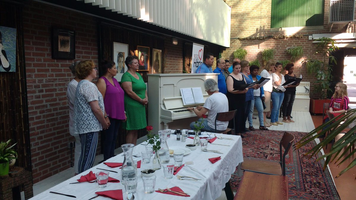 StutTheater's tweet photo. Gisteravond heeft ons #StutKoor lekker gezongen bij @RestoUtrecht in @CultStefanus: elke woensdagavond heerlijk eten voor slechts €7! https://t.co/adYJOdve3N