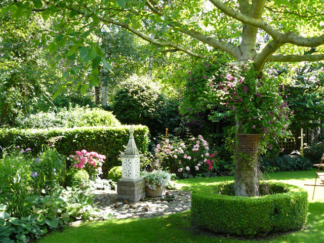 RissikH's tweet photo. Hoera het is bijna officieel zomer! De tijd om in een mooie tuin te zitten. Dit kan door enkele tuintips. Bekijk ze op rissikhoveniers.nl https://t.co/TNxdTB3DYj