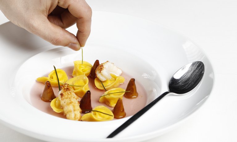 Alberto Basso, chef del <a href="/TreQuarti_/">Ristorante TreQuarti</a> di Grancona (Vi) propone Tortelli agli scampi, fegato grasso all'aceto e karkadè identitagolose.it/sito/it/167/16…