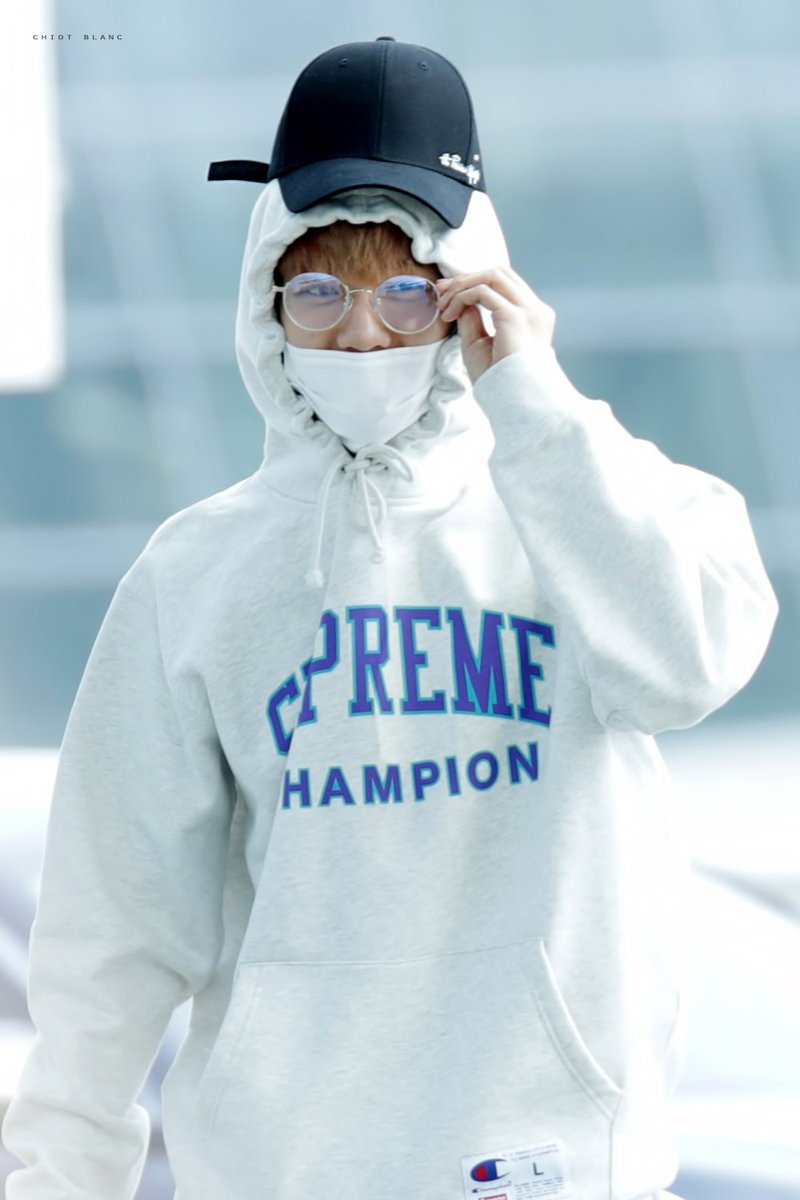 bestofbyunbaek's tweet photo. baekhyun and his hats over hoodies (♡∀♡) https://t.co/yc39kbyCTe