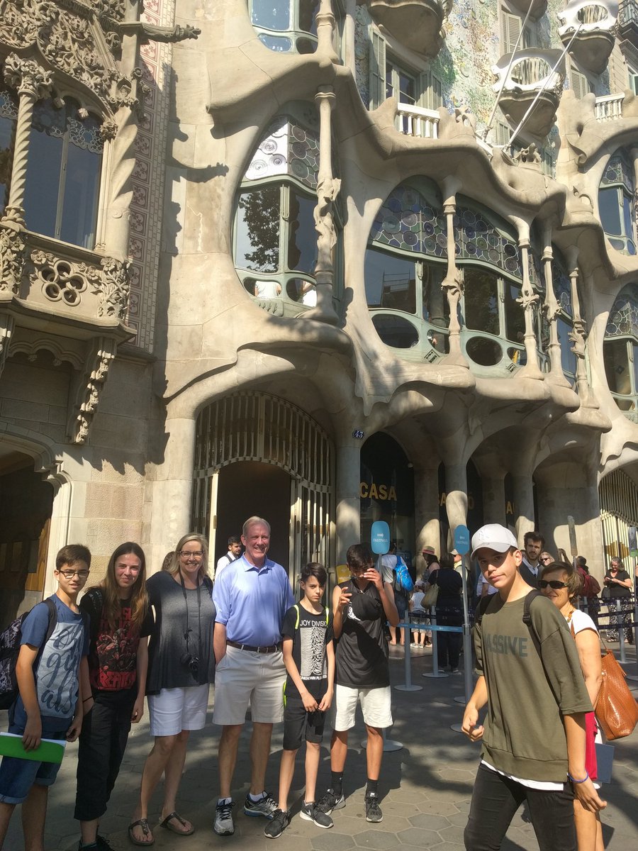 ClaresPablo's tweet photo. #aimeriguesbcn2ESO17
We are in Barcelona, in Casa Batlló, with Arnau Cardús, Pablo Clares, Juan Losada, Alex Borrego and two tourists https://t.co/TzJBYtM0SA