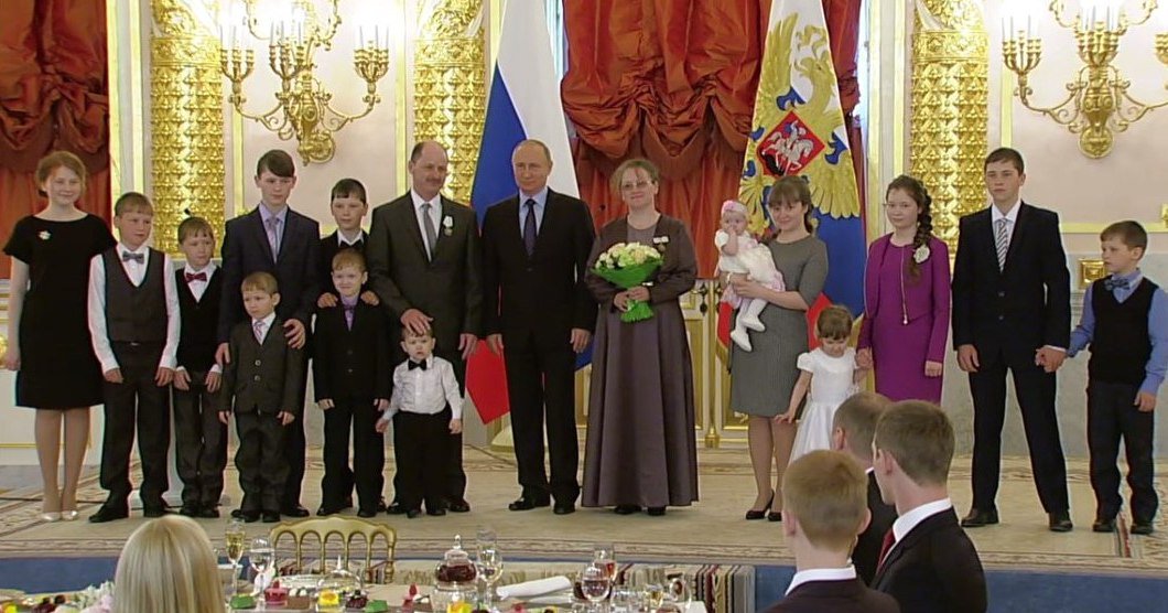 Путин с семьей 2022. Семья сыропятовых екатеринбург. Орден родительская слава кремлин. Дивногорск путин. Мацтрбатса прямой эфир русская.
