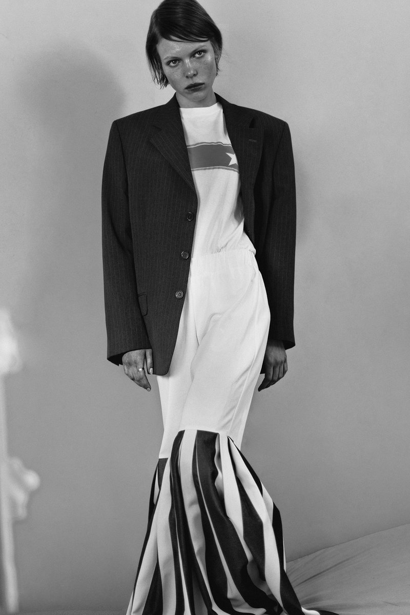 #Masculinidad representada por un cuerpo #femenino en un estilo #unisex y #sobrio complementado con un atisbo de #extravagancia. #REVSJAPON