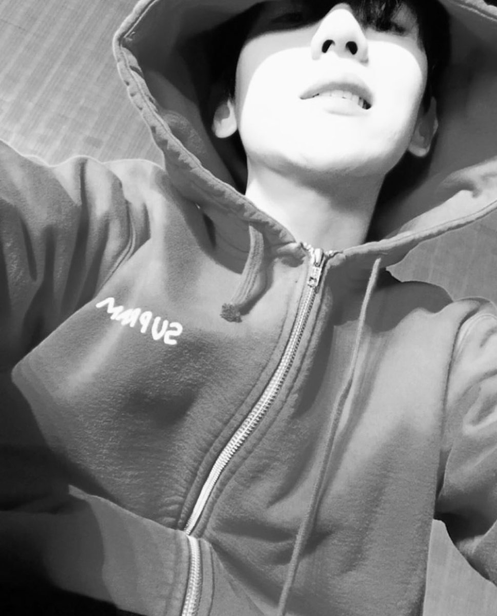 bestofbyunbaek's tweet photo. the same hoodie? 😍❤️ https://t.co/Jj3NNxrWoW