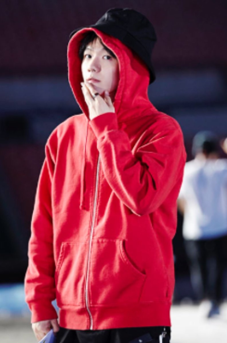 bestofbyunbaek's tweet photo. the same hoodie? 😍❤️ https://t.co/Jj3NNxrWoW