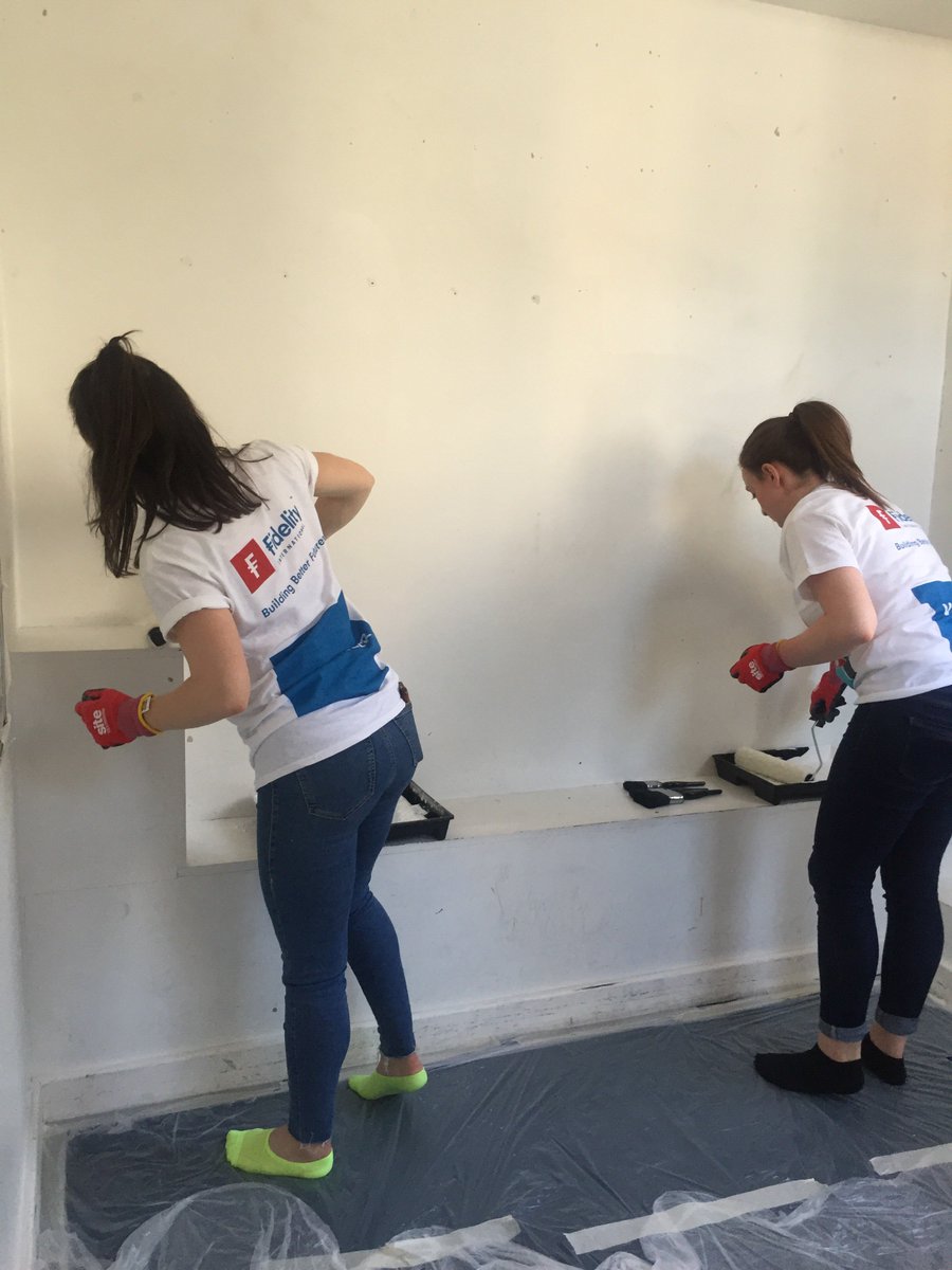 SHSorguk's tweet image. @Fidelity #FidelityDIYSOS working hard on the challenge #TeamFixedIncome have started painting!