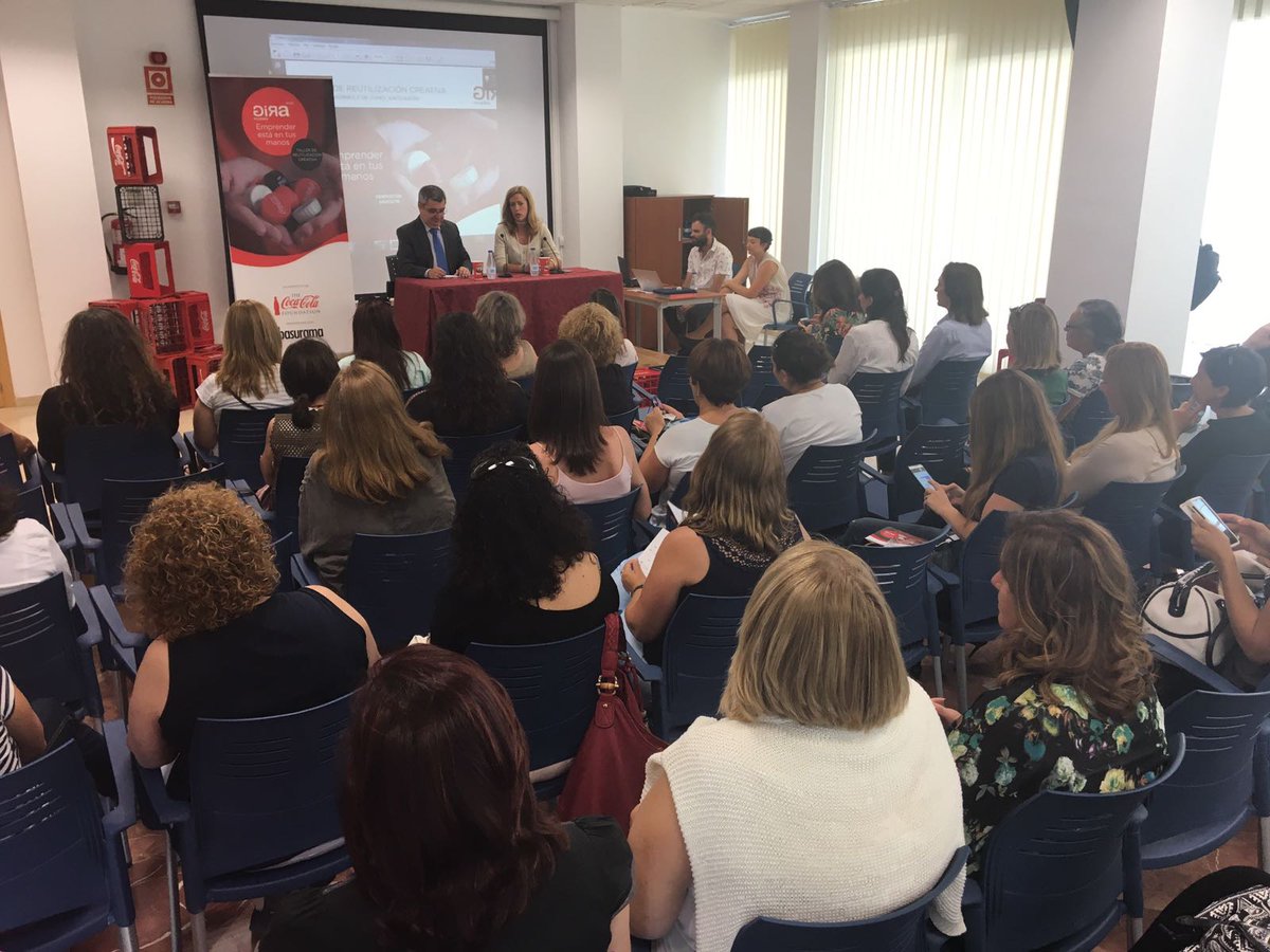 AytoAntequera's tweet photo. La concejal @m8gomez inaugura el taller de artesanía del proyecto #GiraMujeres que Fundación Coca Cola promueve en #Antequera https://t.co/HJVymr7mol