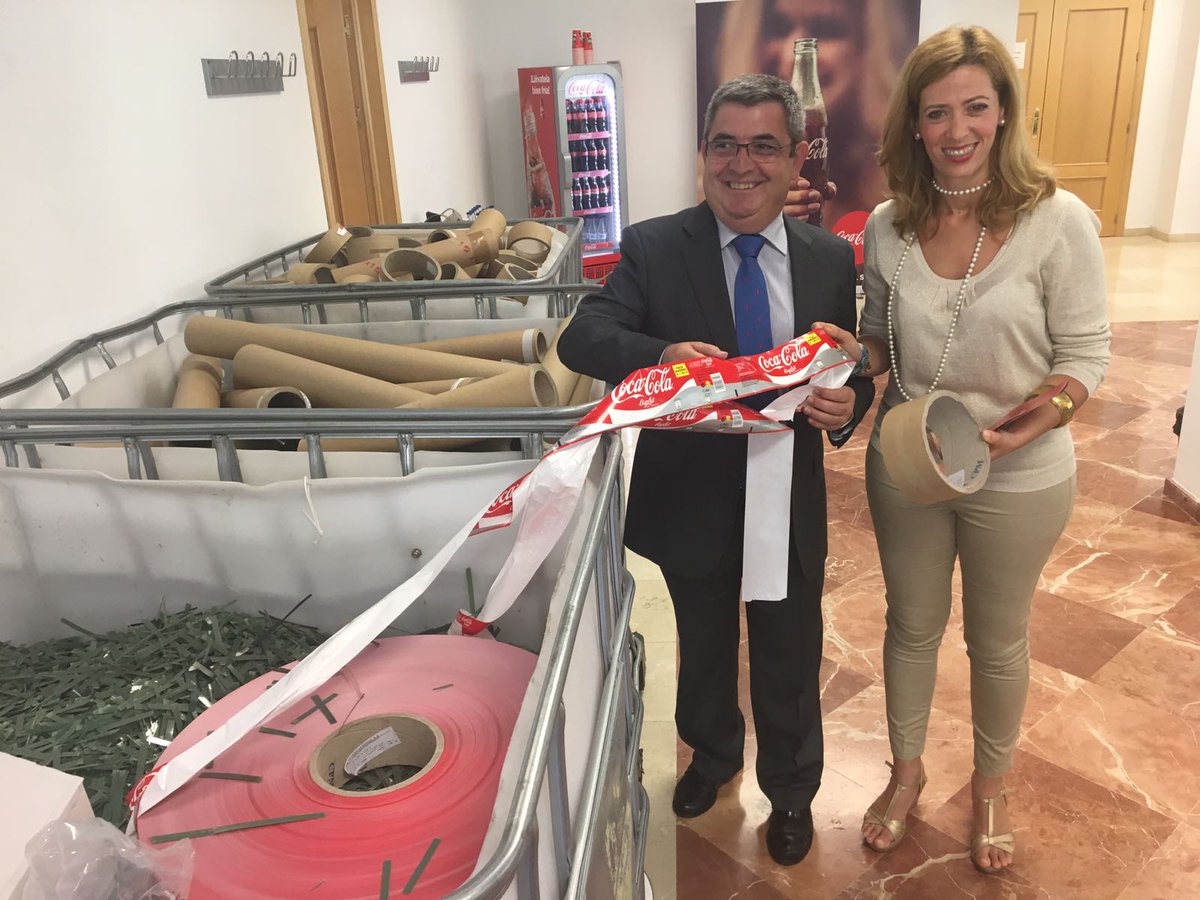 AytoAntequera's tweet photo. La concejal @m8gomez inaugura el taller de artesanía del proyecto #GiraMujeres que Fundación Coca Cola promueve en #Antequera https://t.co/HJVymr7mol
