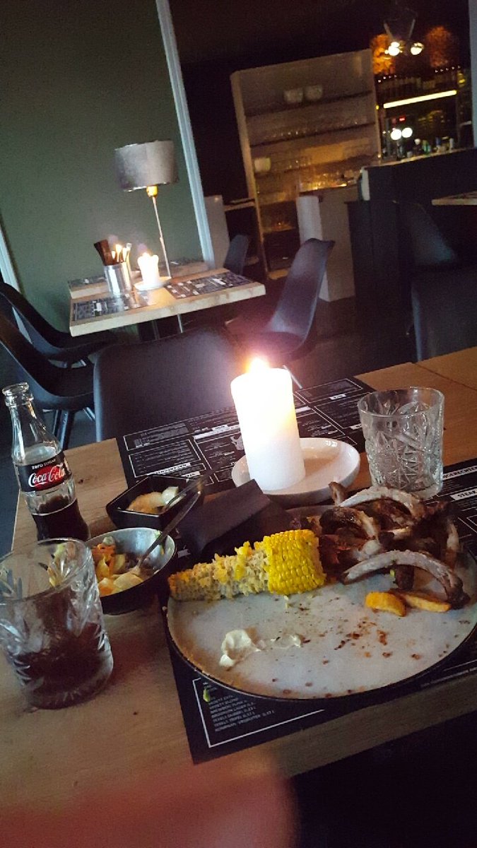 julesvanhest's tweet photo. Wat over bleef was een bord met botten... 😊 Superlekker gegeten en heel veel gelachen gisteren met @JuriV! https://t.co/tCpEMLxXrt