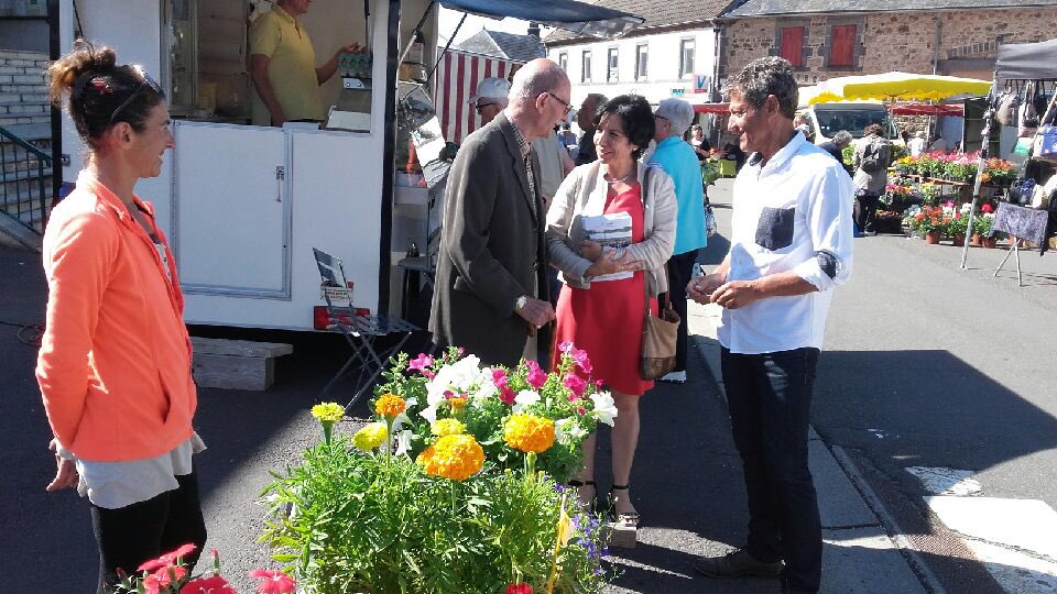 cpiresbeaune's tweet photo. Ce matin échanges très chaleureux sur le marché de St Georges de Mons, accompagnée du maire et maire honoraire. https://t.co/m0tqqHEOW9
