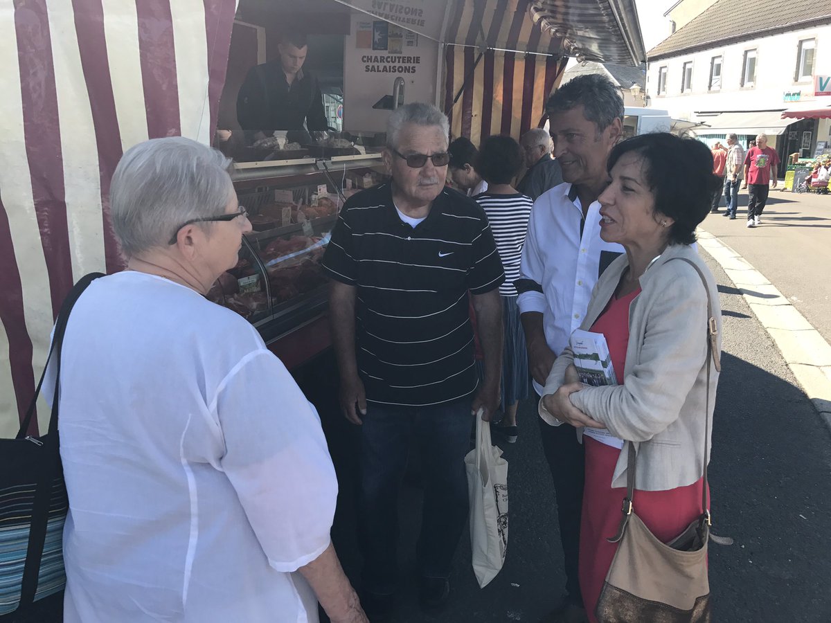 cpiresbeaune's tweet photo. Ce matin échanges très chaleureux sur le marché de St Georges de Mons, accompagnée du maire et maire honoraire. https://t.co/m0tqqHEOW9