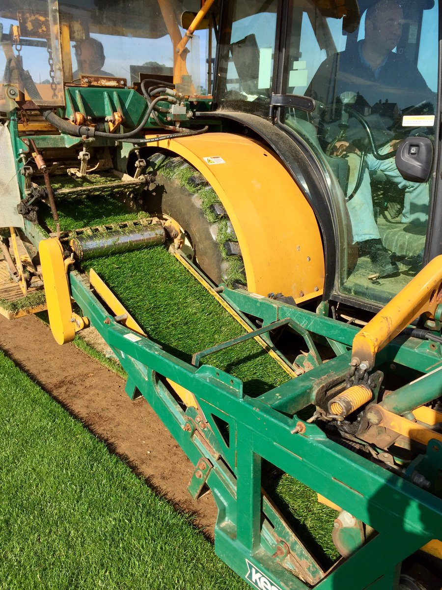 Fescue_lawncare's tweet photo. Early morning visit collecting freshly harvested turf #perfectturf #sherborneturf #fieldsofgrass https://t.co/uNHWNNYdCX