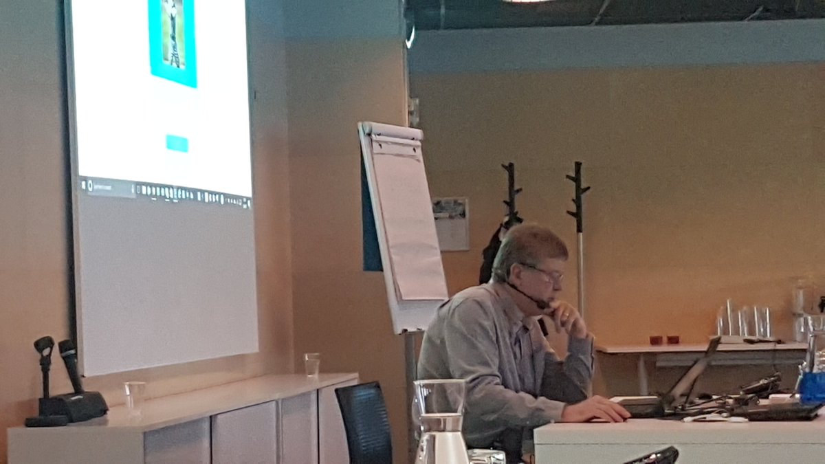 MYliperttula's tweet photo. Ihana @artoramo naurattaa yleisöään esittämällä ML-esimerkkejä ikään perustuen: keskiolutta vai lakritsia kaupassa oleville? #dynamicsdayfi https://t.co/upWXKgSjki