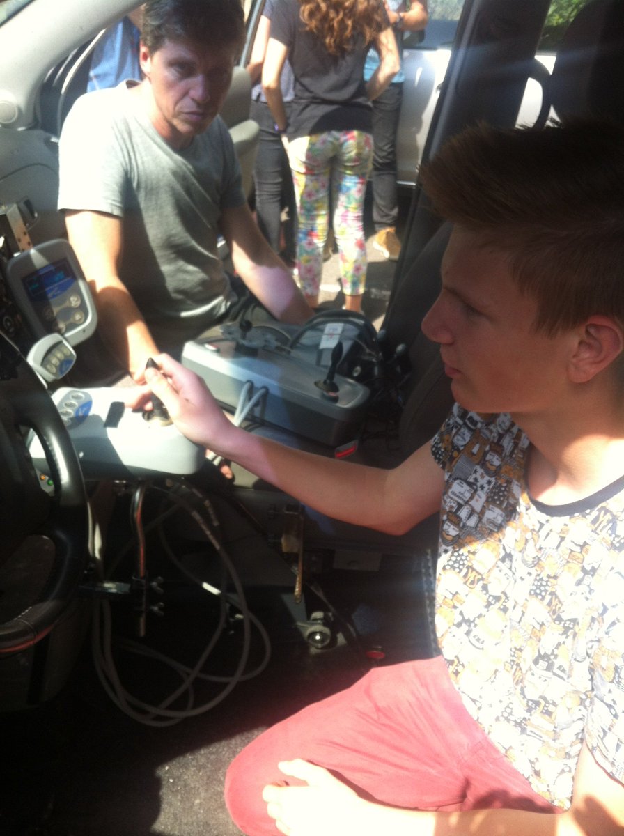 Visite d'une classe de 1ère S du Lycée Hoche #Versailles au CEREMH et LISV 31/05/2017 pour voir les différents projets sur le handicap.