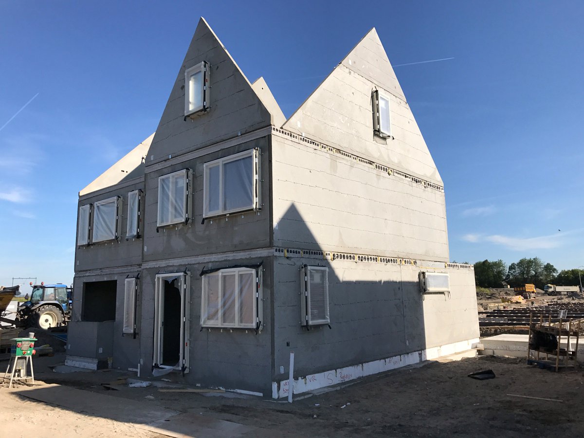 VanMierloBouw's tweet photo. In de Gouden Harpbuurt #bs2a @GoudenBuurten #Berkel worden de casco's geplaatst. In relatief korte tijd is veel resultaat zichtbaar! #prefab https://t.co/bp2S411IWC